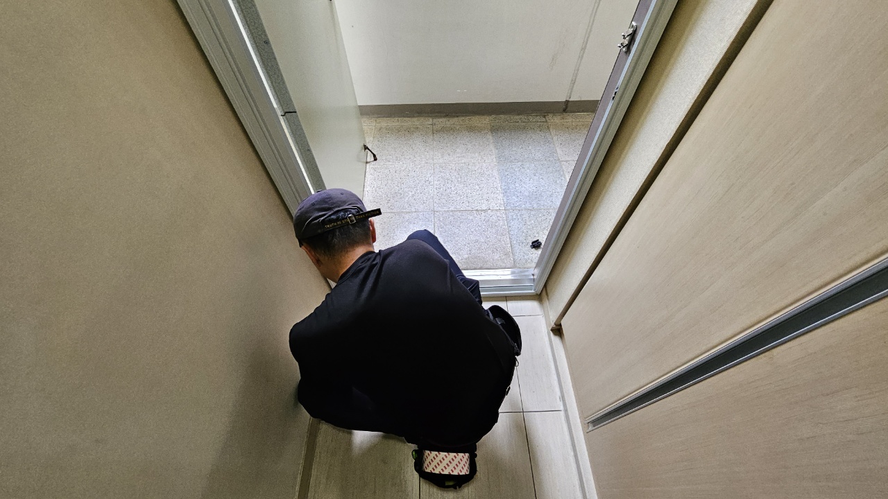 현관문 롤방충망 (4)설치중.jpg